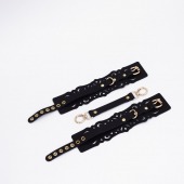 Черный кожаные оковы с узорами и золотистой фурнитурой - Crazy Handmade - купить с доставкой в Бердске